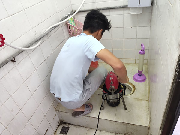 安定管道堵塞冒臭气 专业师傅现场解决问题