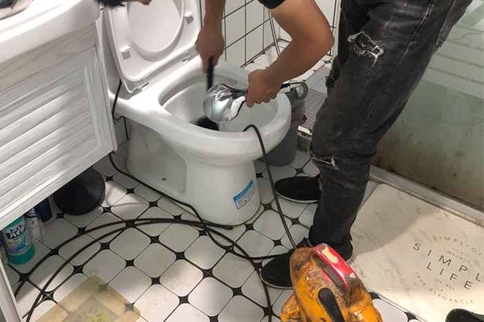 安定马桶堵塞自己疏通还是找师傅？专业上门服务让你省时更省心